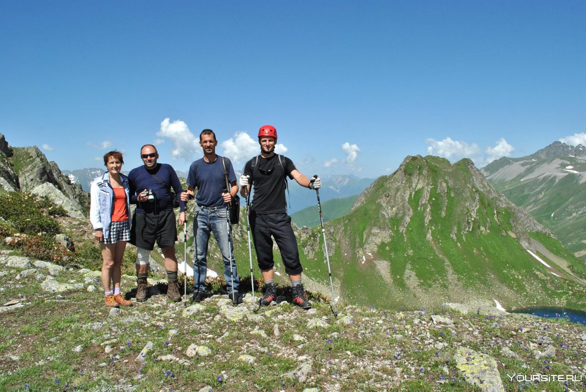 Туристы в горах Кавказа