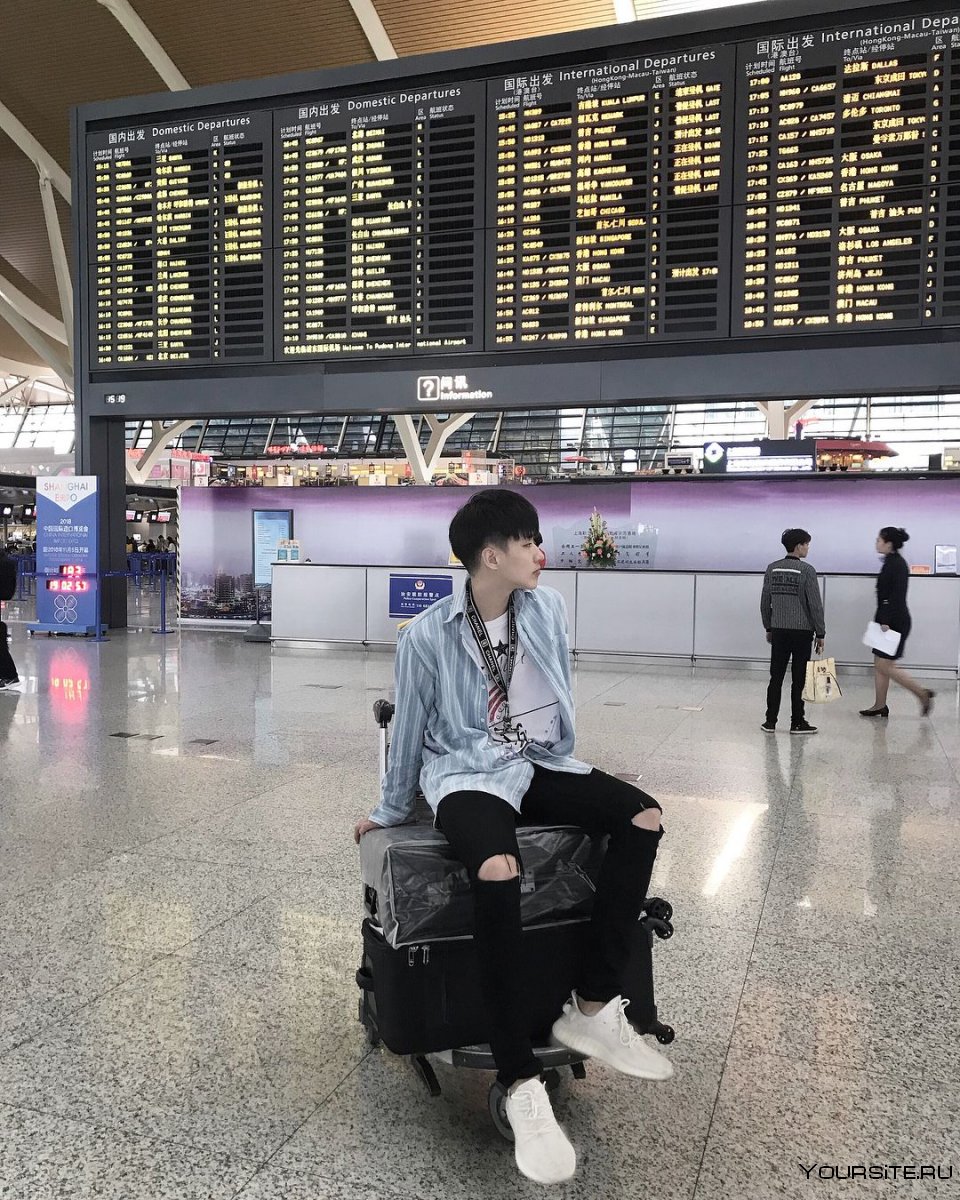 Парни корейцы в аэропорте