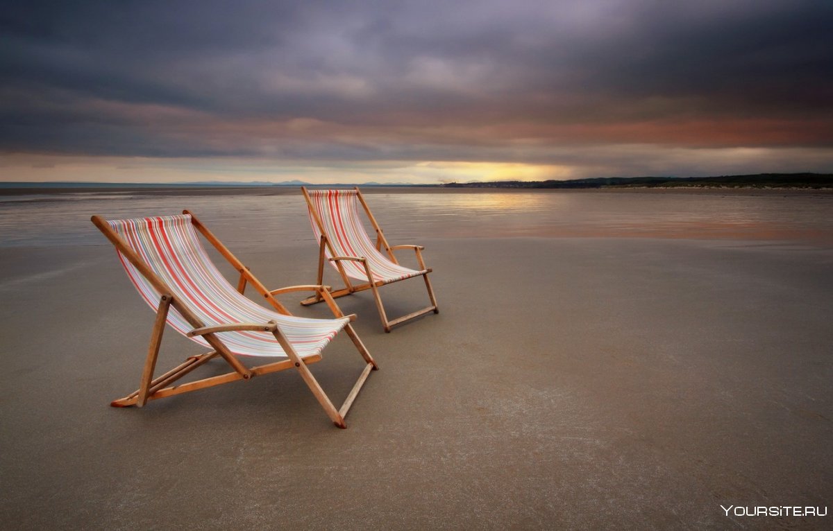 Кресло на берегу моря