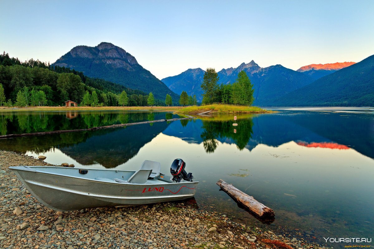 Озеро в горах с лодками Канада