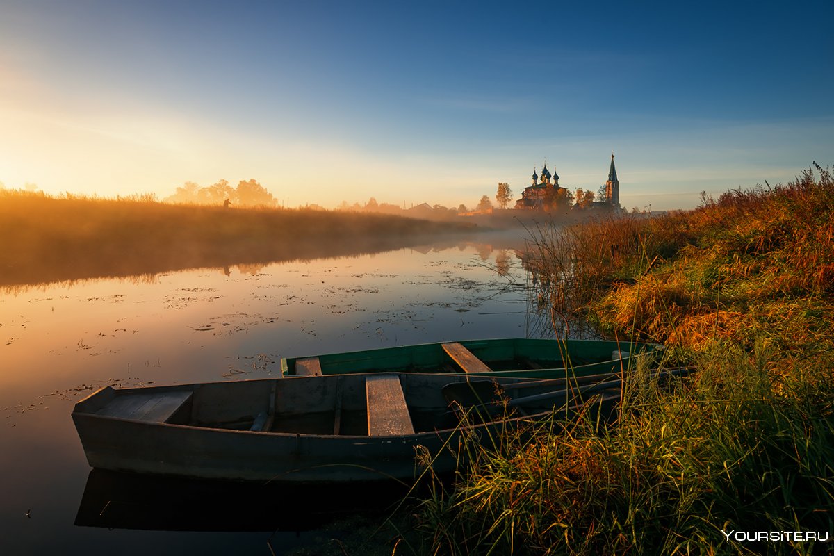 Русская деревня, туман, Церковь, лодка,река