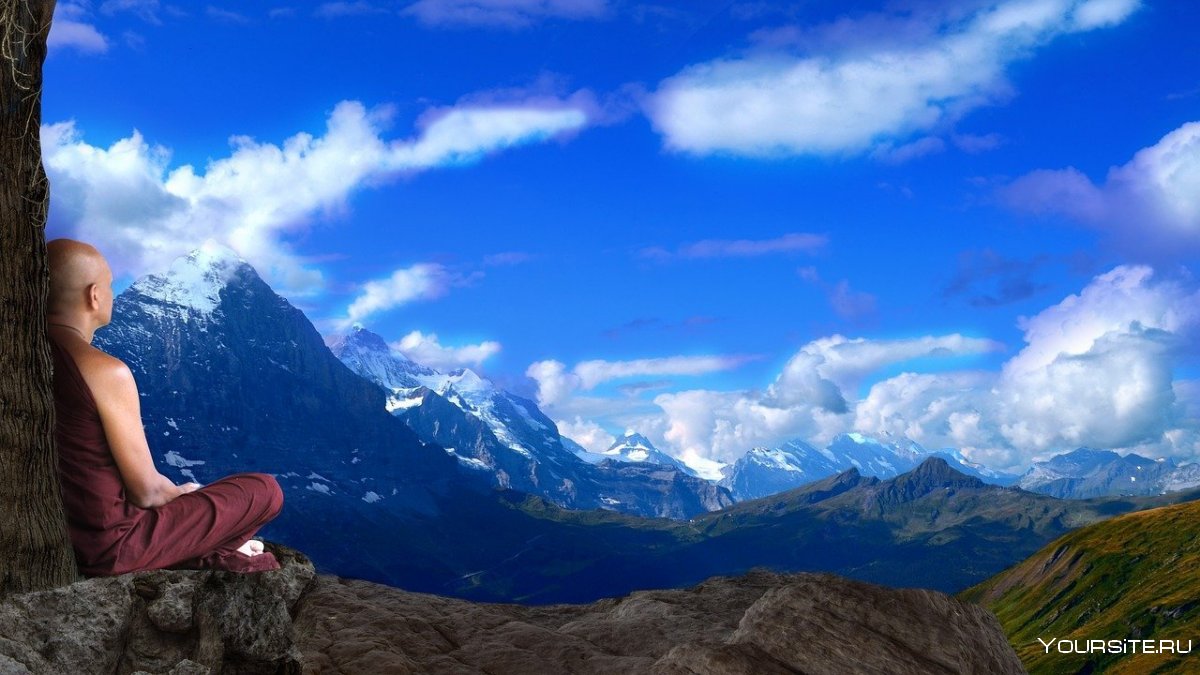 Монах на вершине горы