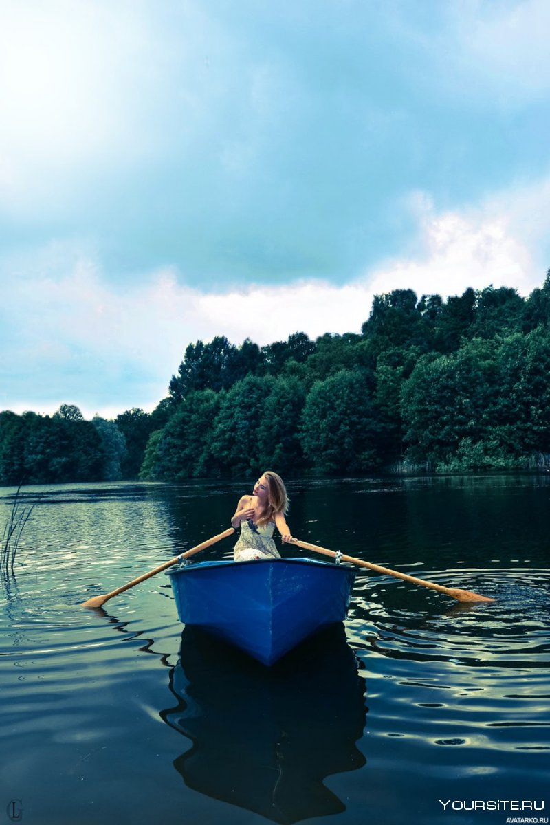 Девушка в лодке на Горном озере