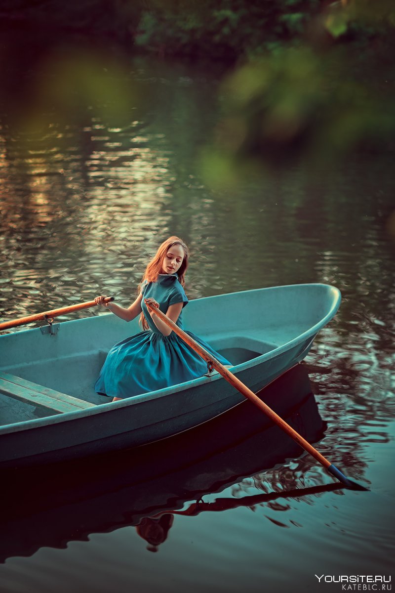 Девушка в лодке
