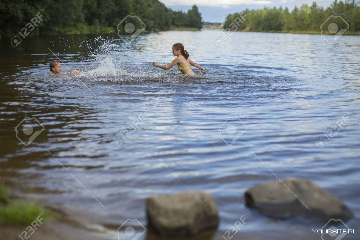 Девочка купается в речке