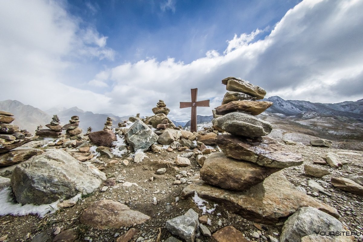 Каменные кресты в горах