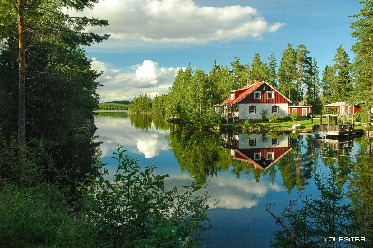 Дом Финляндии возле озера