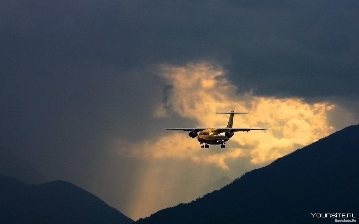 Самолет на взлете горы