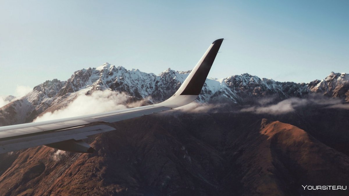 Самолет на фоне гор
