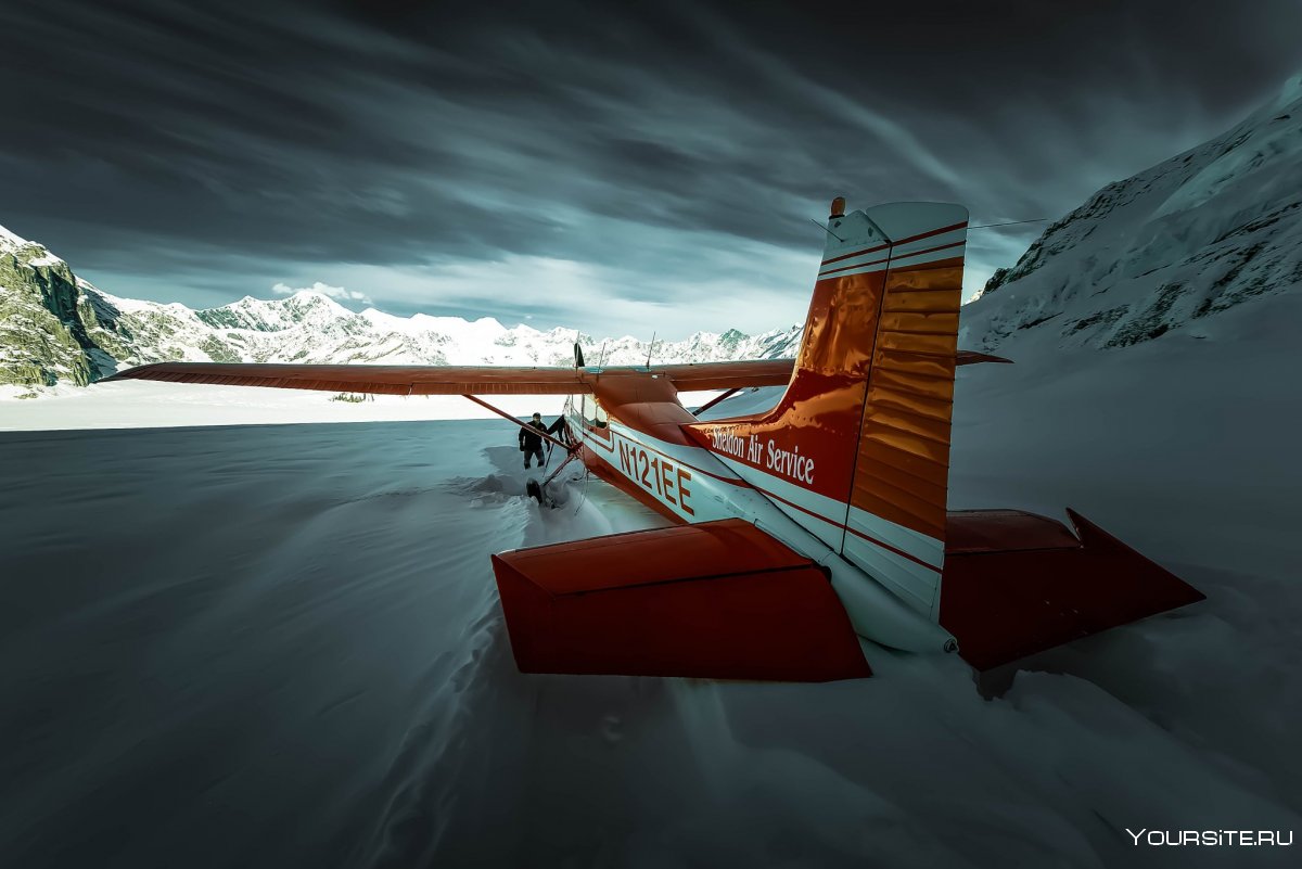 Самолет в зимних горах