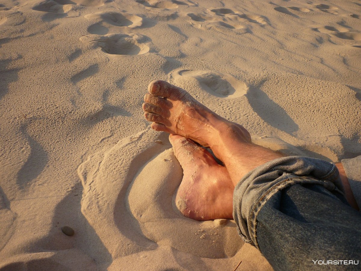 Ноги на фоне моря мужские