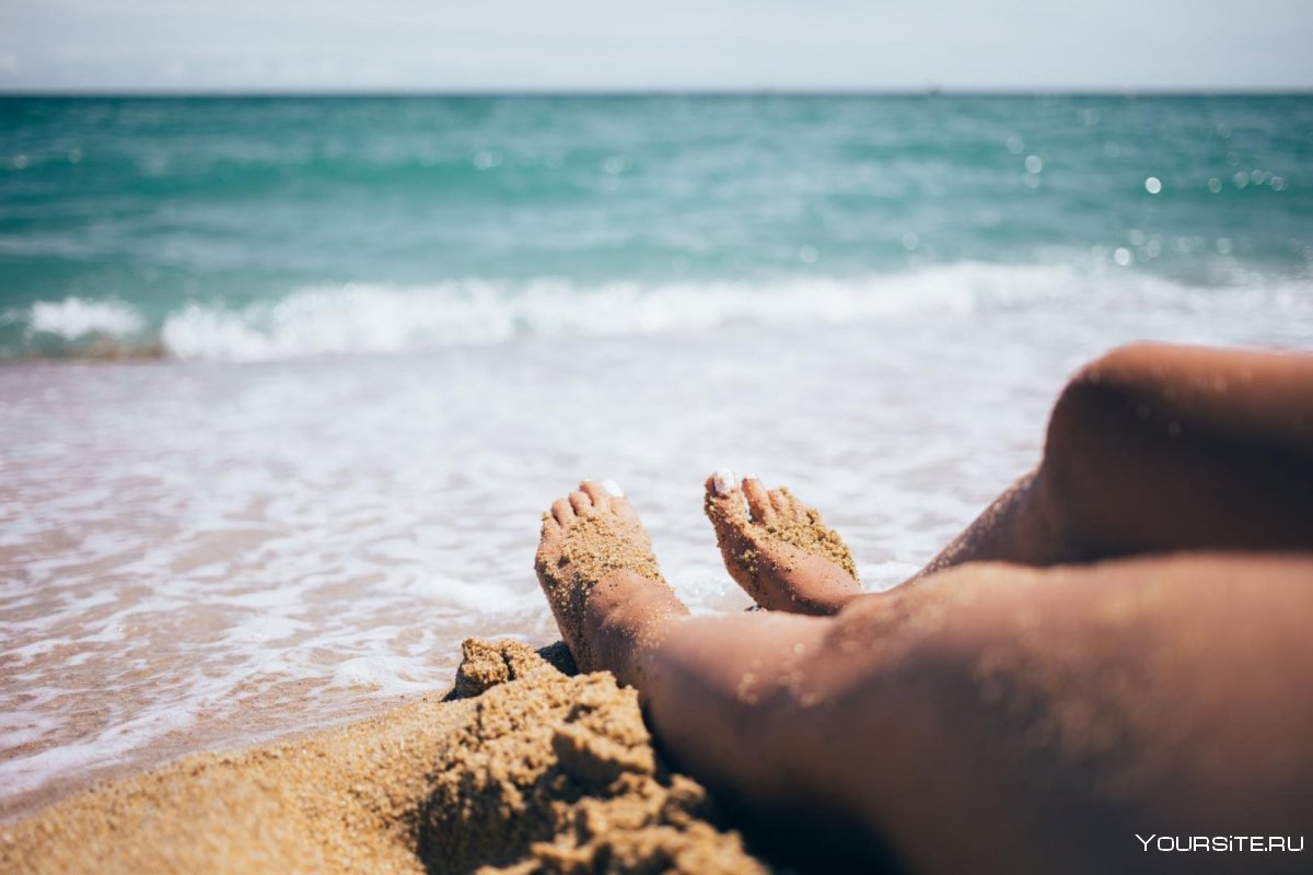 Мужские ноги на пляже