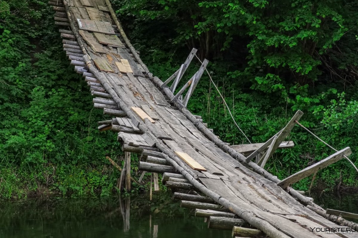 Деревянный пешеходный мост
