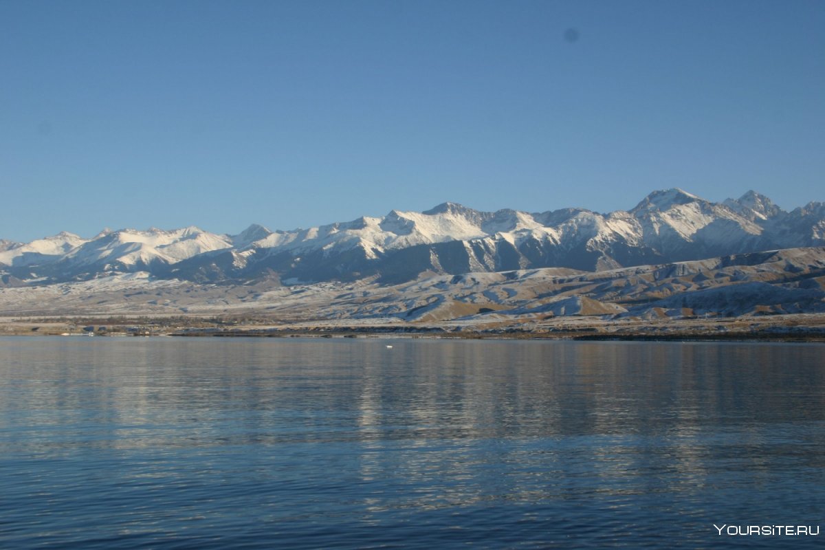 Горы и озеро Иссык-Куль