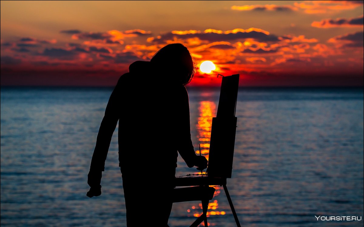 Человек на фоне заката на море