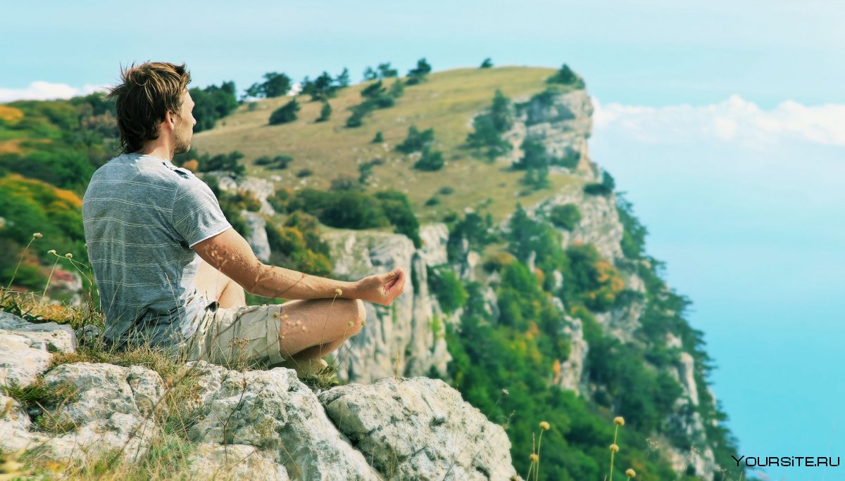 Медитация в горах мужчина