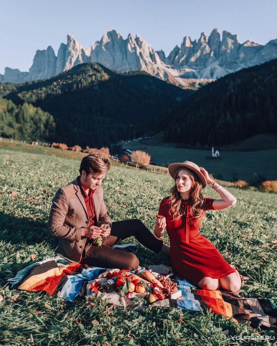 Люди на пикнике в горах