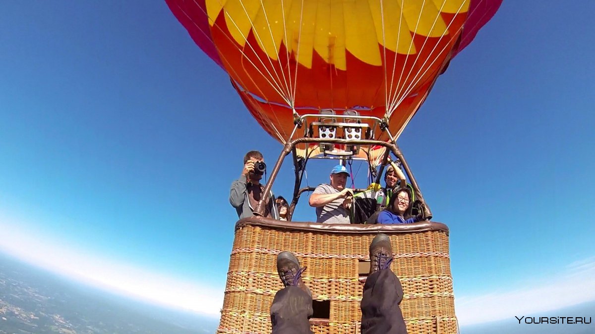 Семья путешествие на воздушном шаре