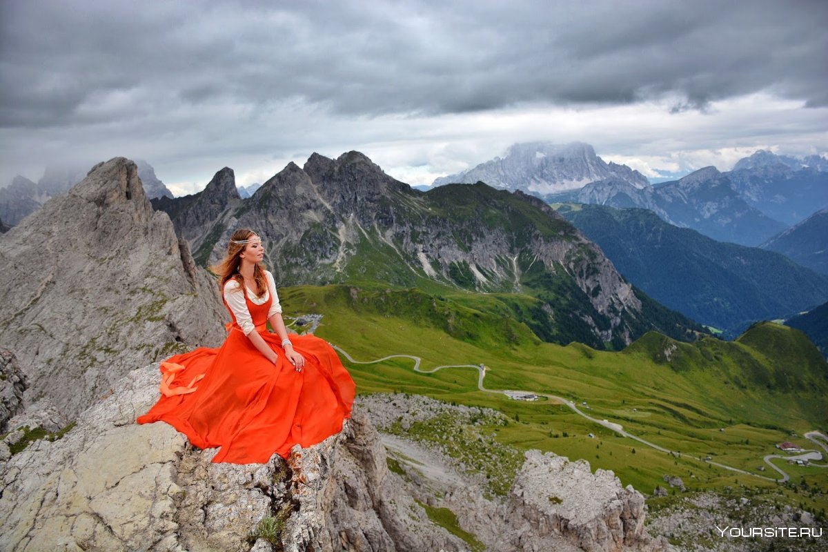 Девушка в платье в горах