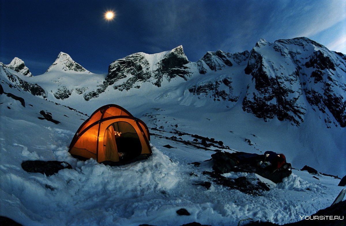 Палатка в зимних горах