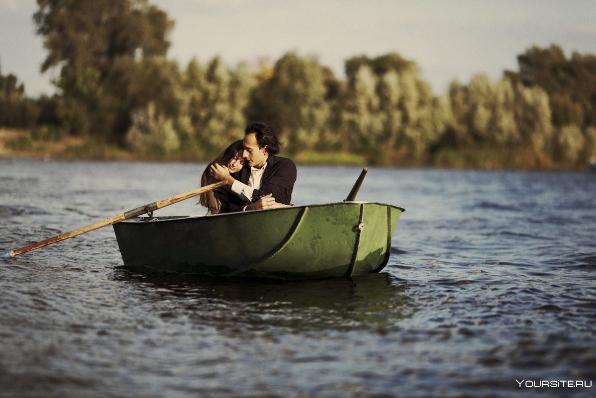 Мужчина и женщина в лодке