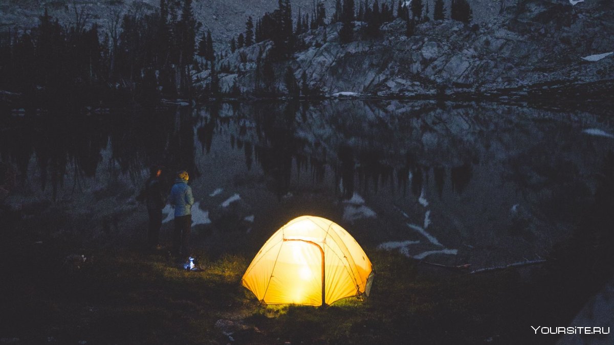 Палатка у озера в лесу ночью