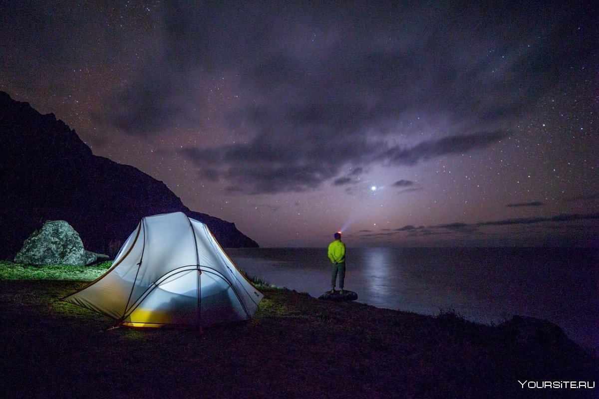 Палатка на природе ночью