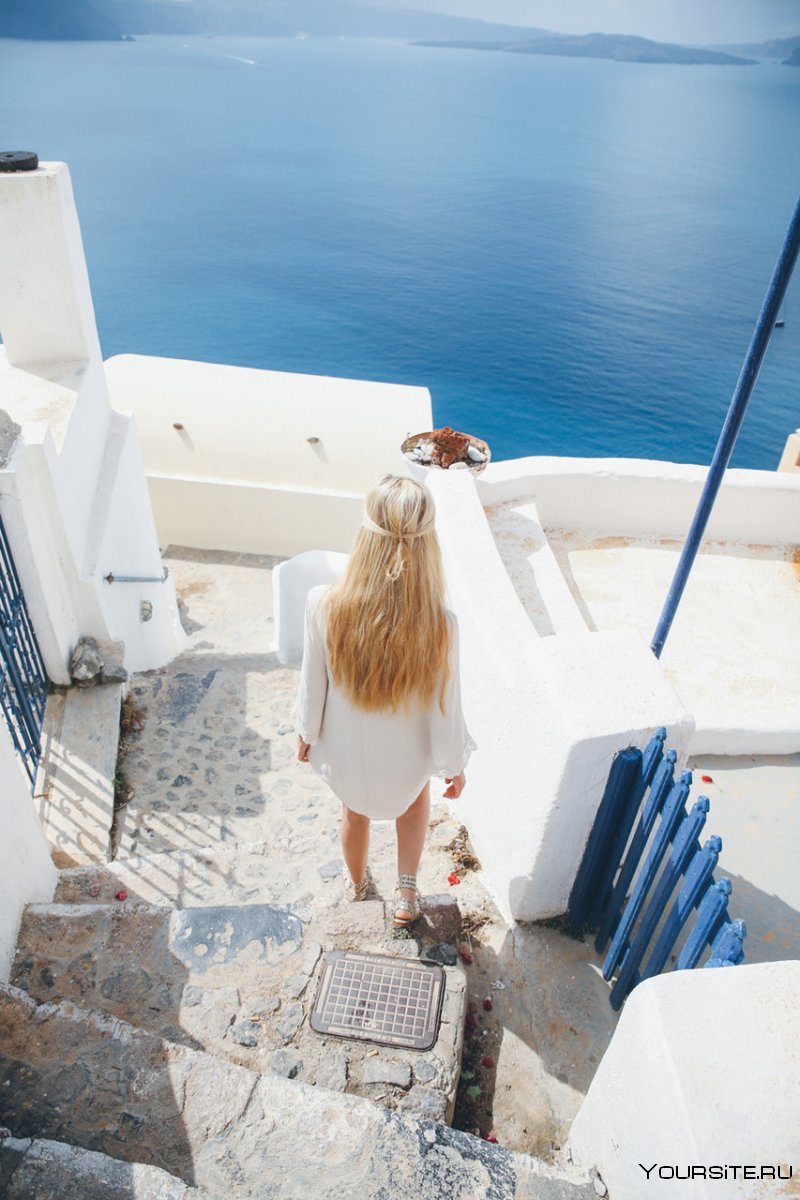 Блондинка на море в Греции
