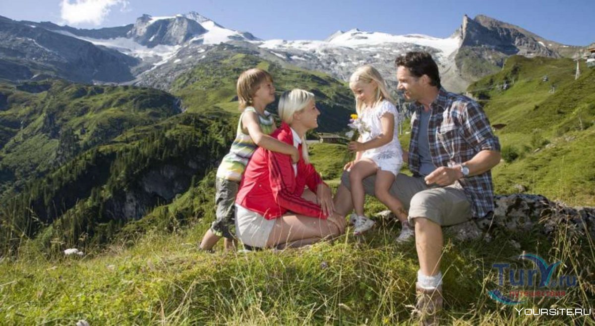 Счастливая семья в горах