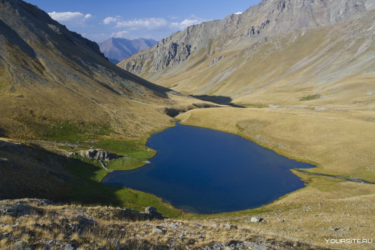 Озеро в горах Монголии