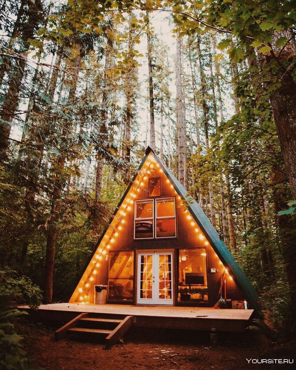 Треугольный домик в лесу