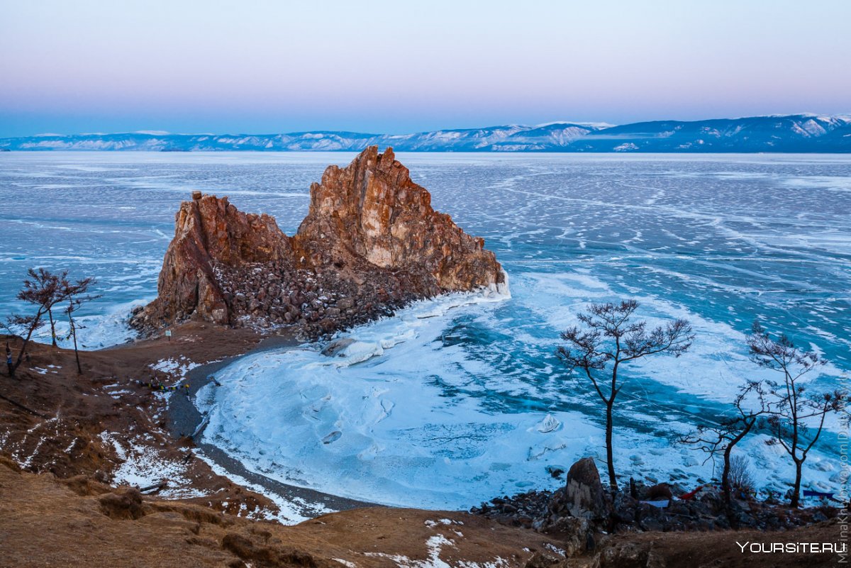 Мыс Бурхан скала Шаманка зима