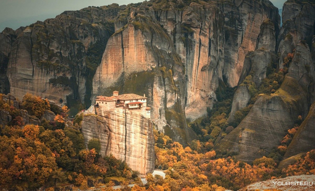 Монастырь на вершине скалы