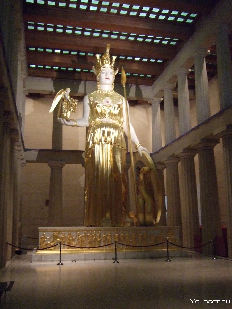 Статуя Афины на здании этнографического музея