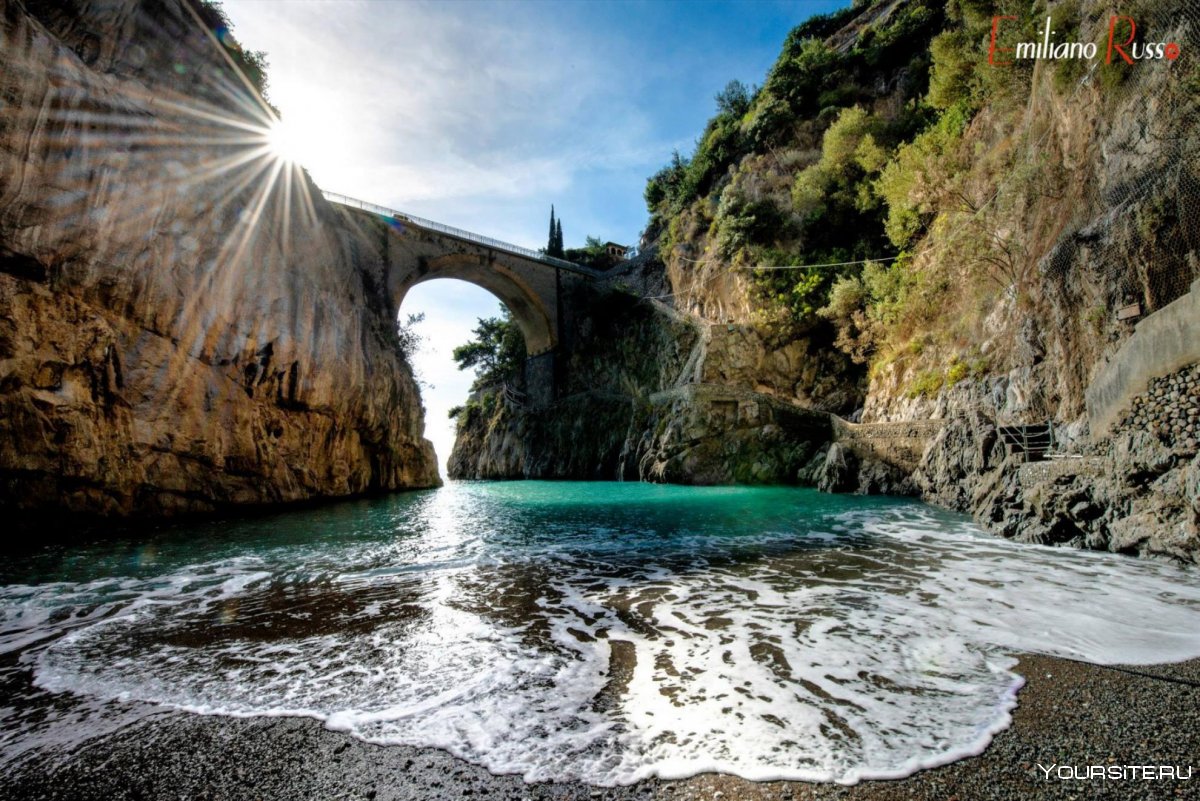 Лазурный берег и белые скалы в Италии