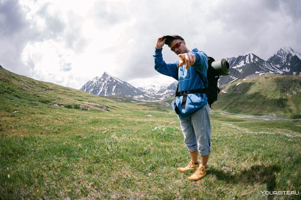 Кавказские девушки в горах