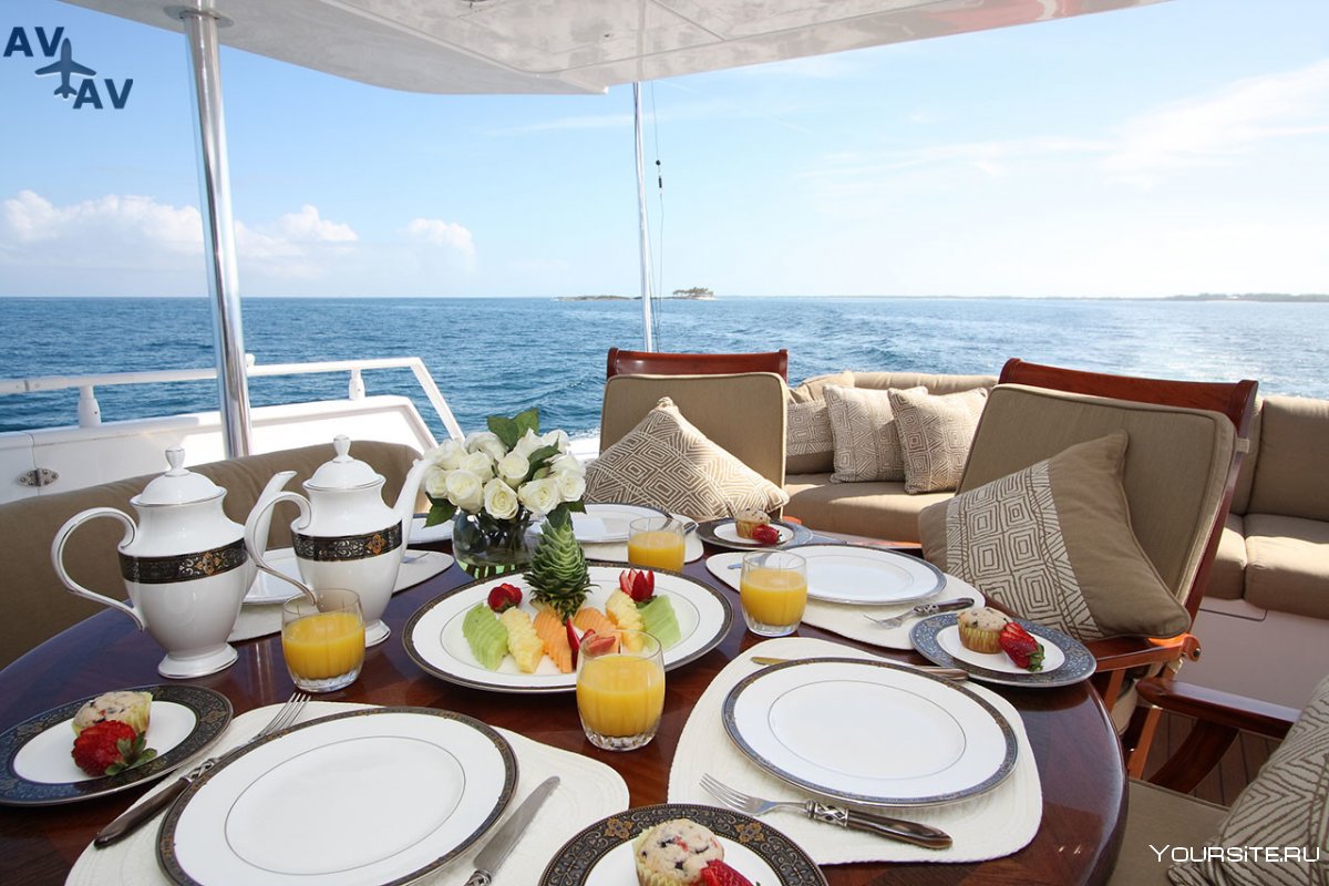 Роскошный завтрак на яхте