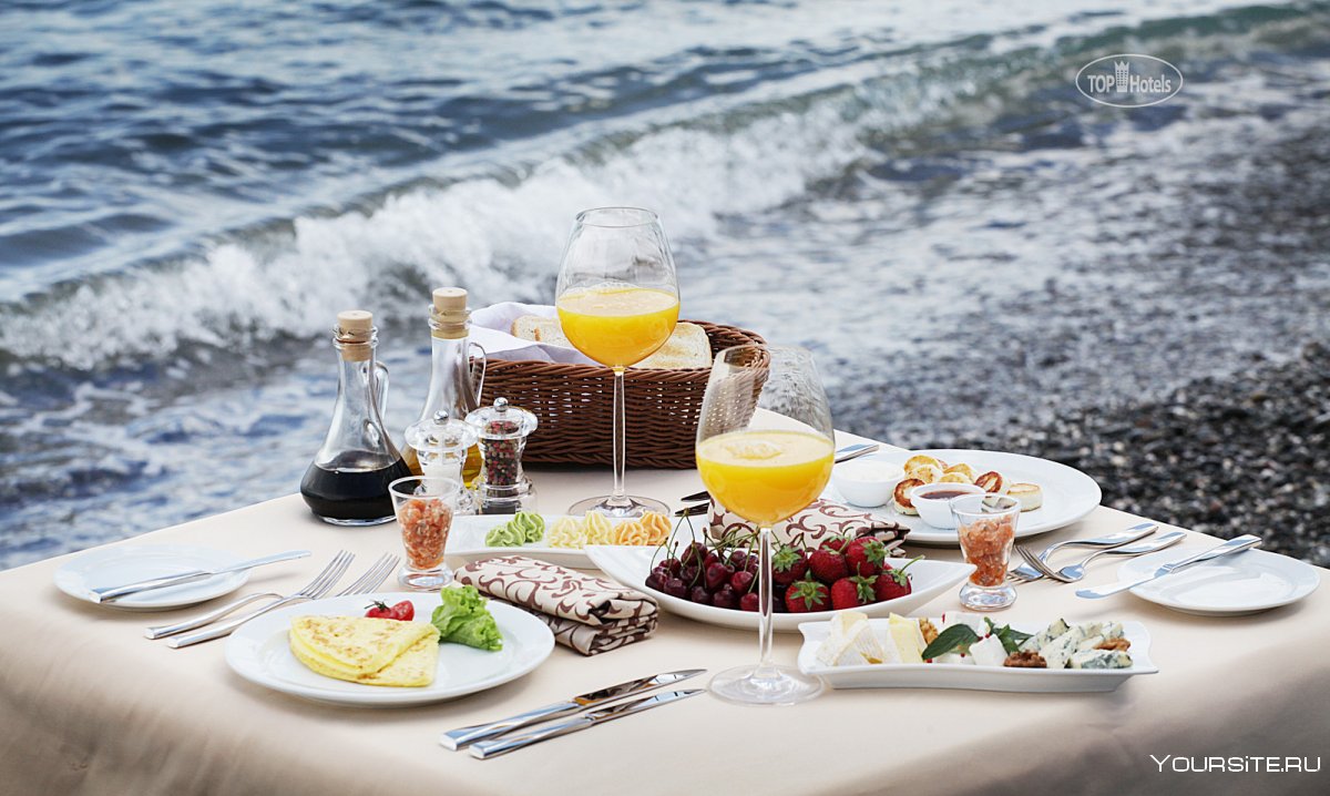 Романтический завтрак на берегу океана