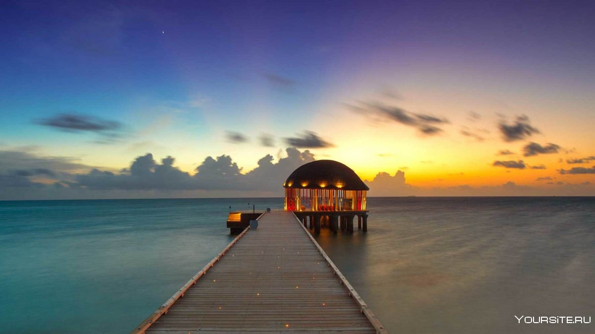 Очень красивый закат на Мальдивах