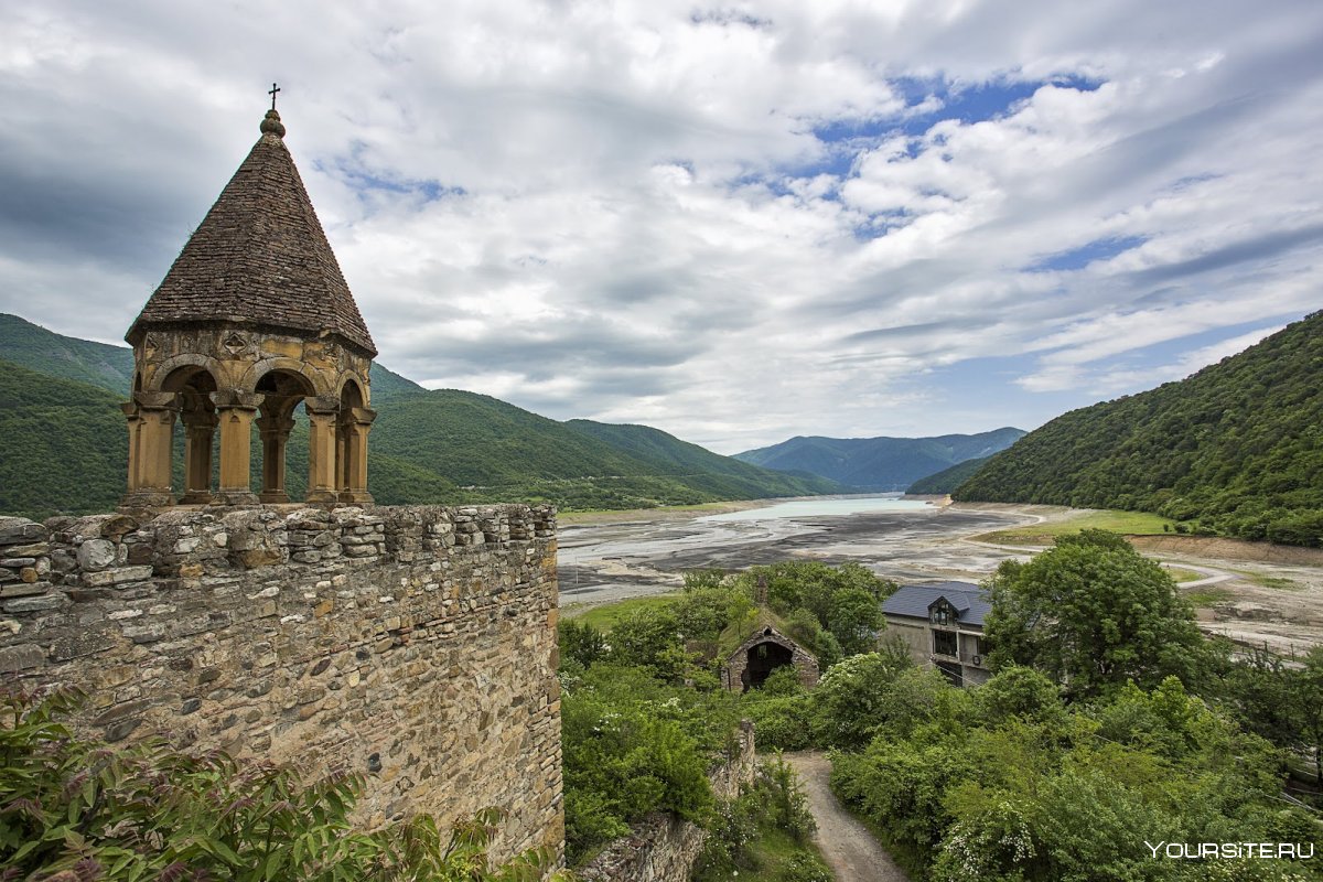 Грузия Ананури сентябрь
