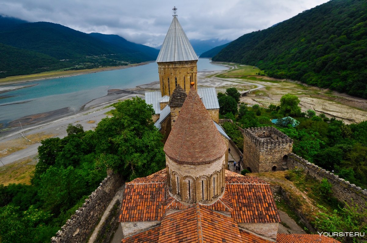 Храм Ананури Грузия