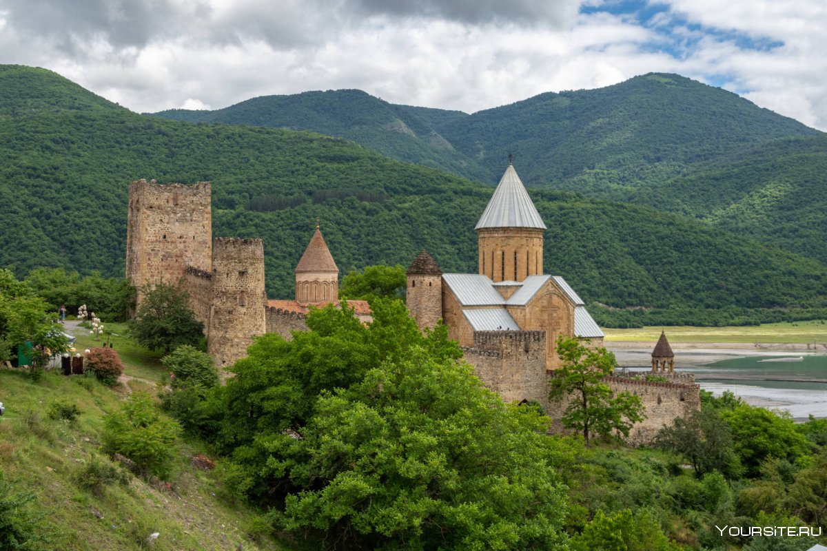Храм Ананури Грузия