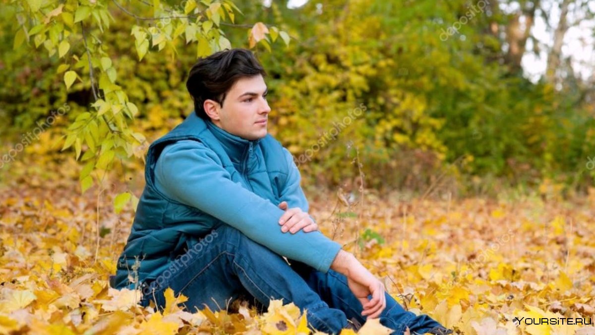 Человек сидящий в парке осенью