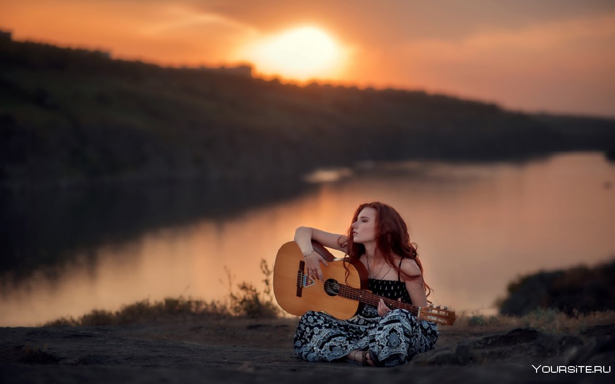 Рыжая девушка с гитарой
