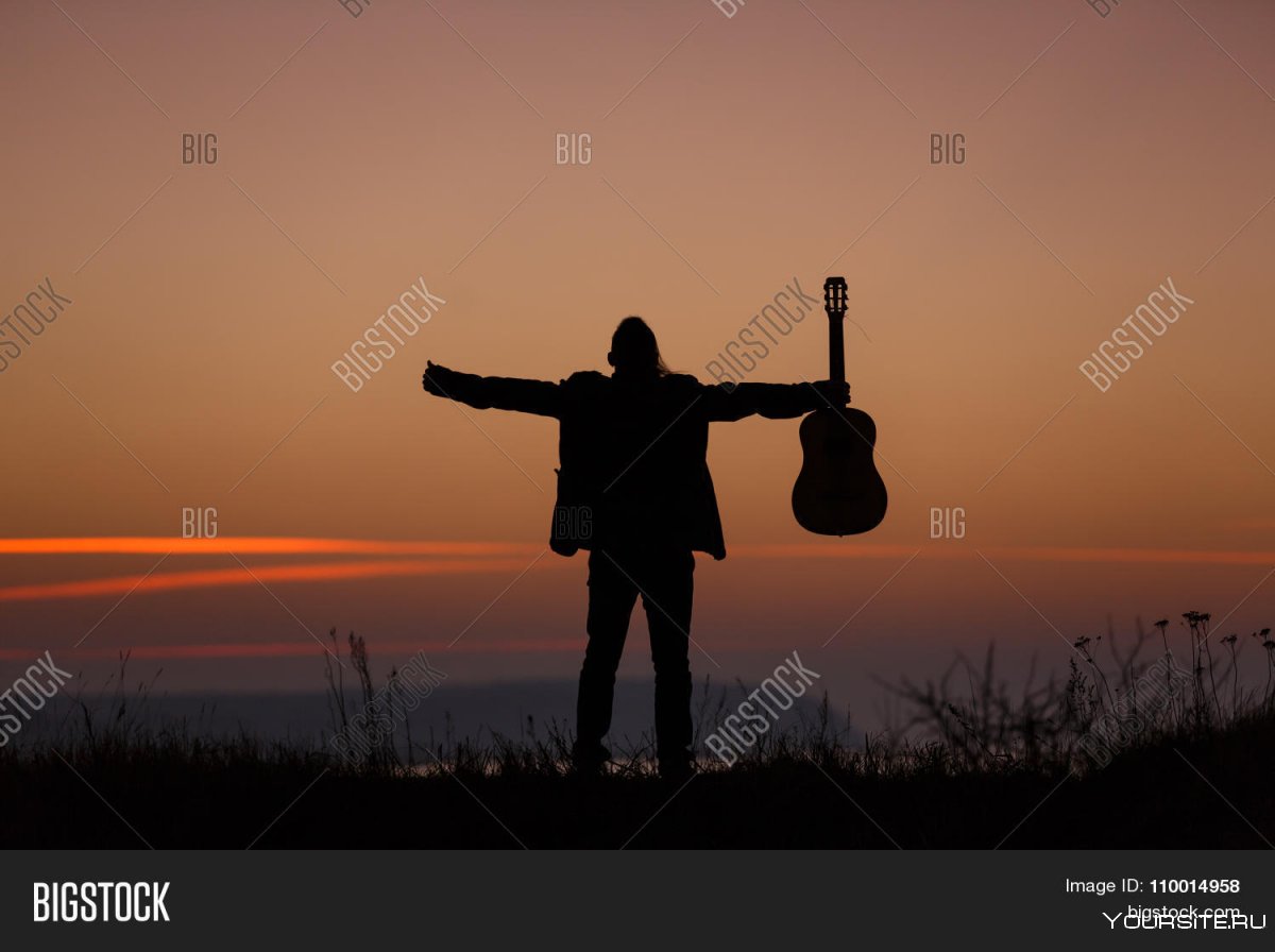 Человек с гитарой со спины