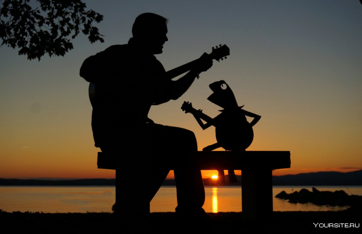 Силуэт с гитарой на фоне заката
