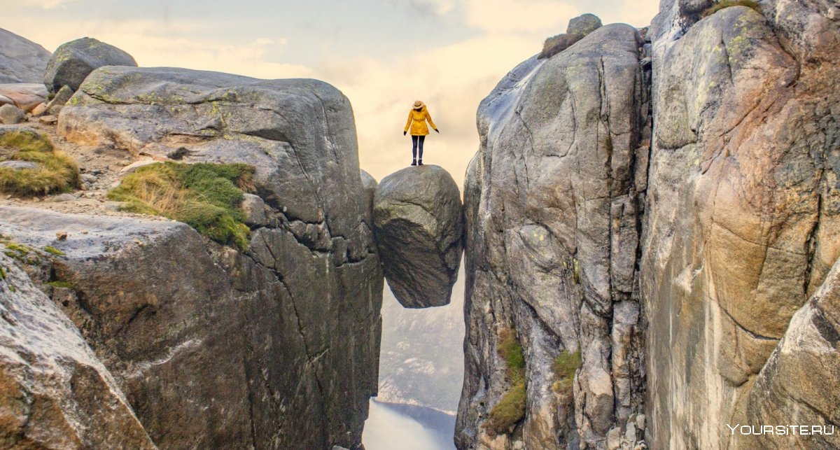 Камень в расщелине горы кьёраг, Норвегия