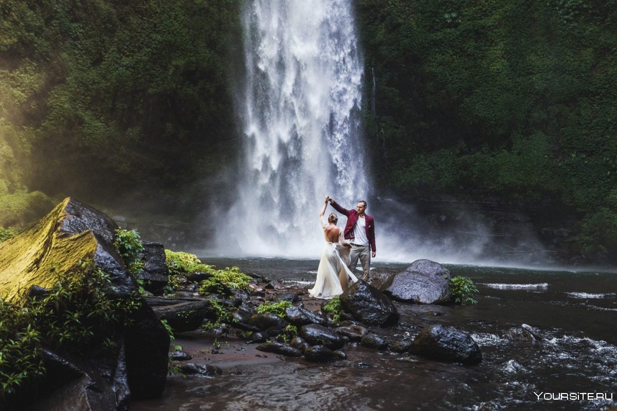 Свадебная фотосессия у водопада