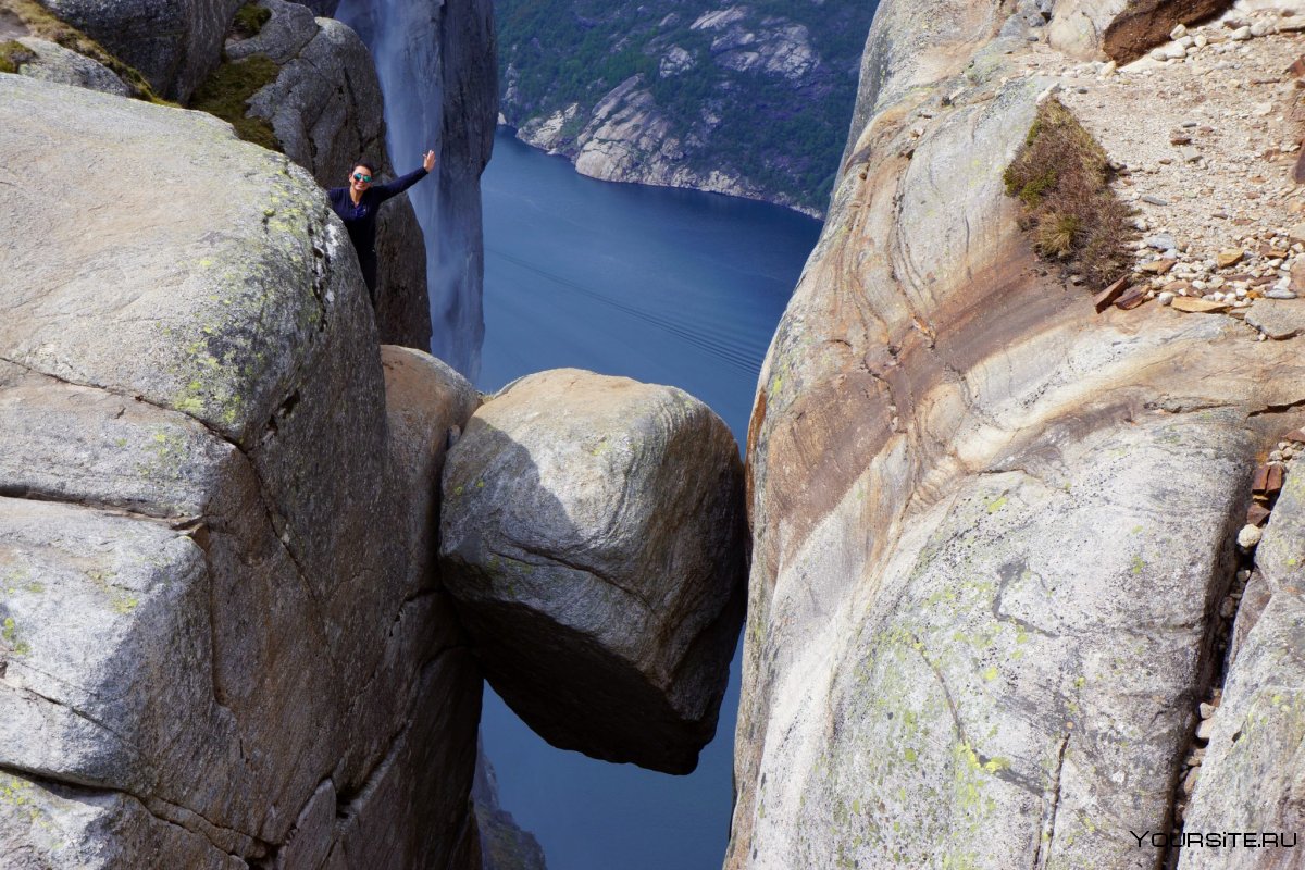 Камень над пропастью Норвегия
