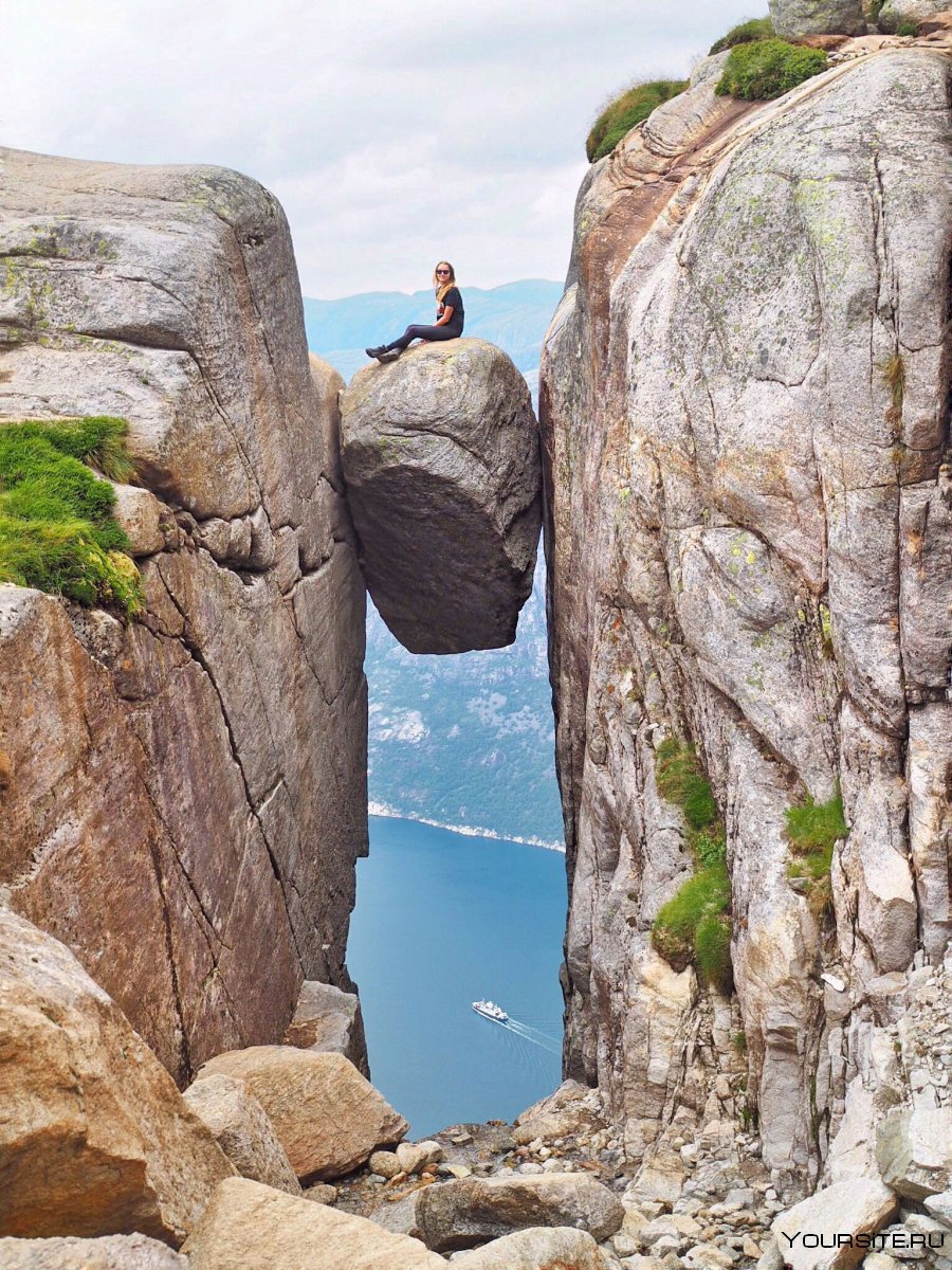 Камень над пропастью Норвегия